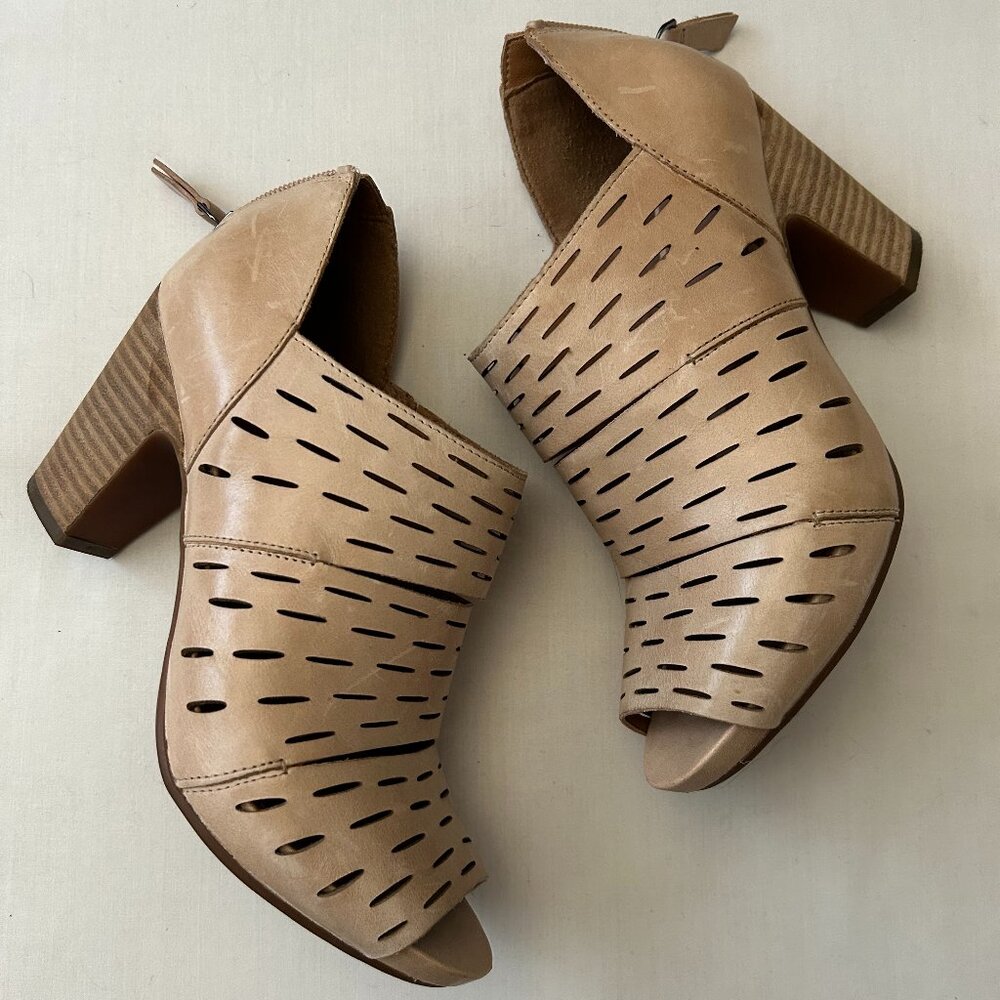 Clarks Artisan Leather Blush Bootie Cut-Out Details Zip-Back Stacked Heel 7M
